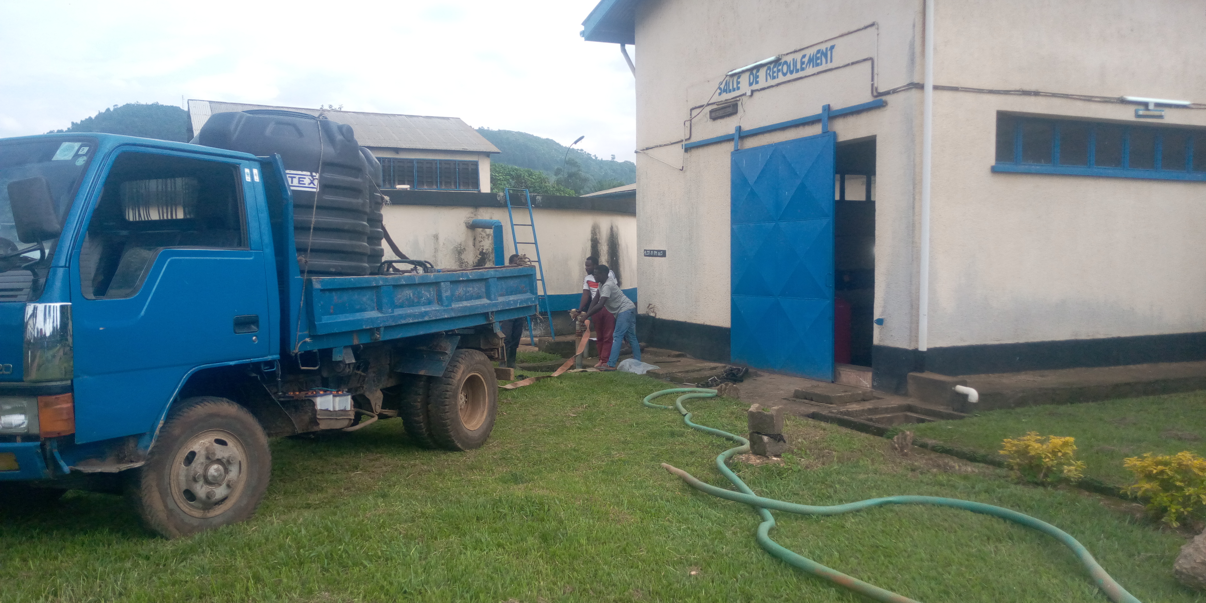 Collecte de l'eau à la REGIDESO BENI pour le ravitaillment des points de laves mains aux points d'entré de kyanzaba, pasisi, mavivi, mukulya, PK 05, sayo sous l'appui de UN MIGRATION en reponse la MVE